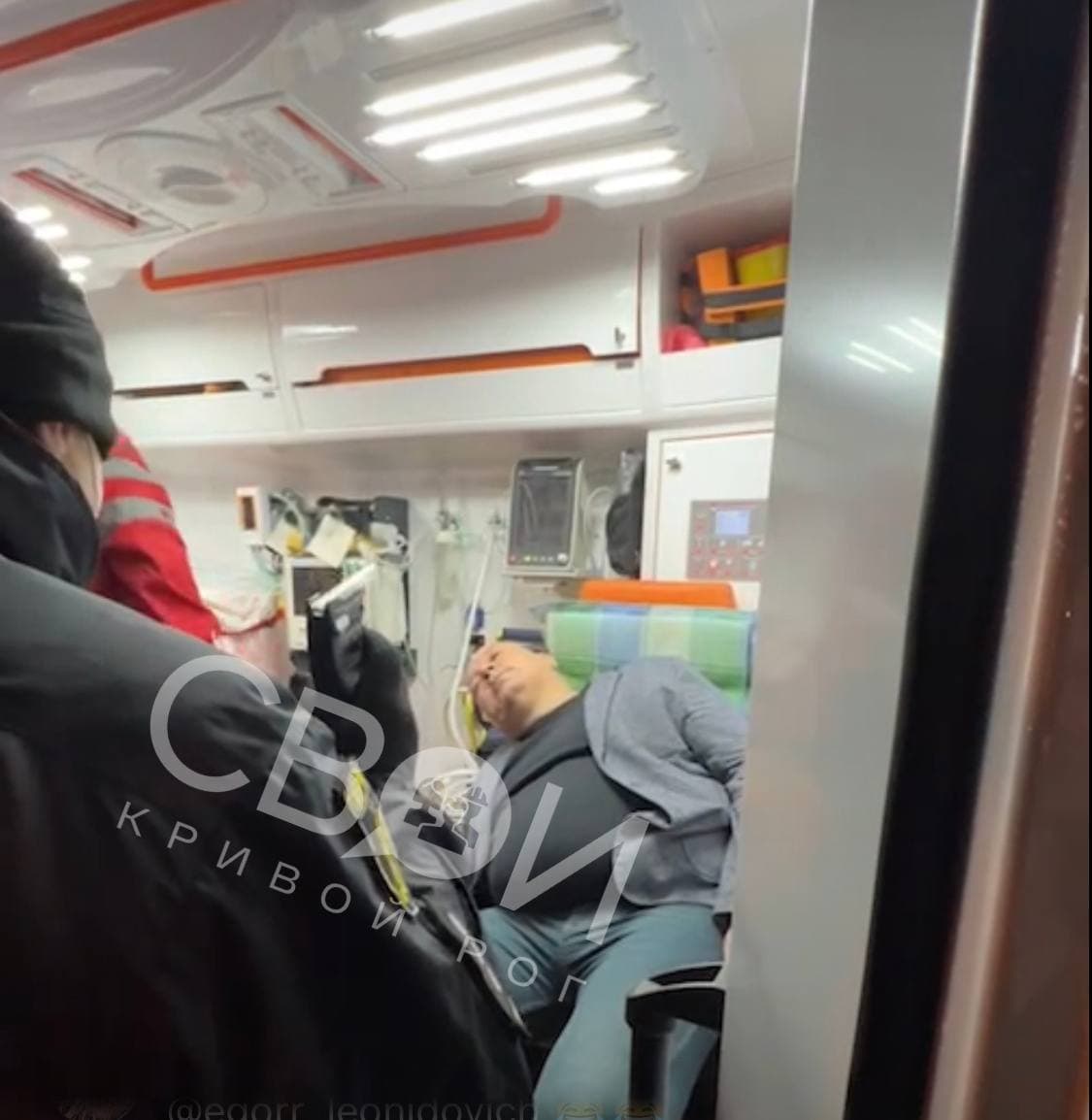 У Кривому Розі п'яний прокурор на Lexus зніс зупинку, а потім втік з лікарні (фото і відео)