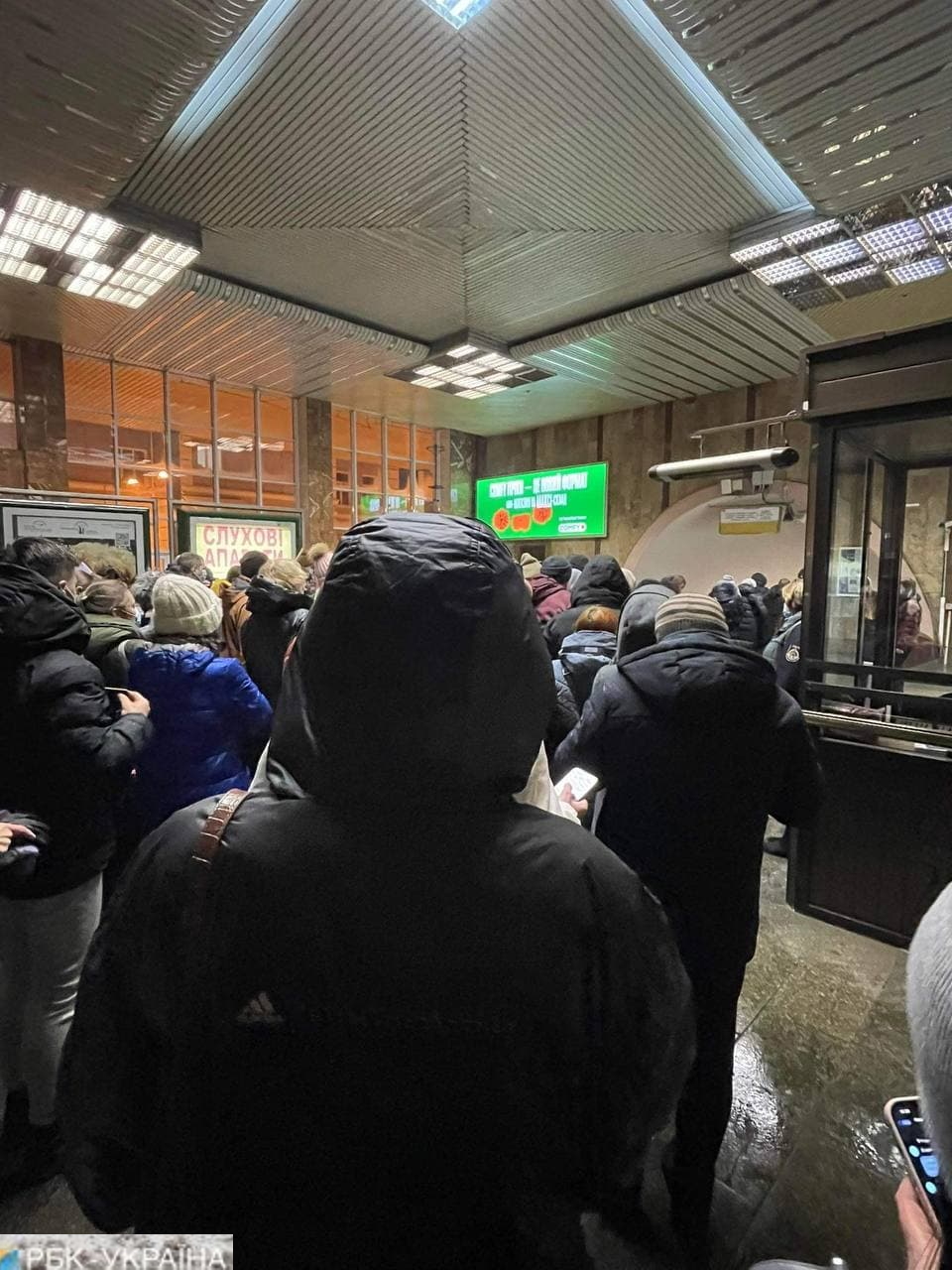 Снігопад у Києві: у столичному метро утворилися черги
