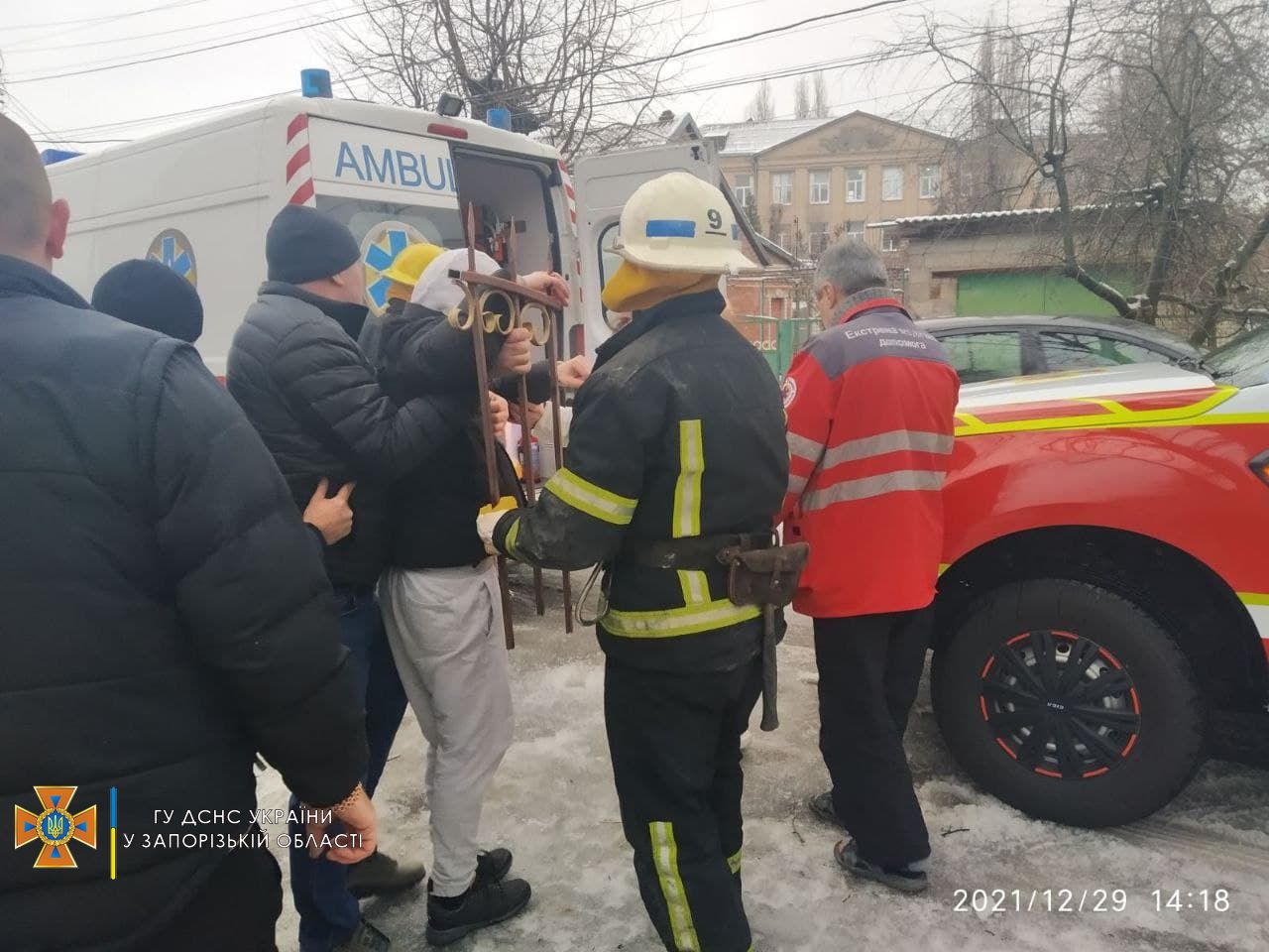 В Мелитополе подросток из-за гололеда напоролся на пику забора (фото)