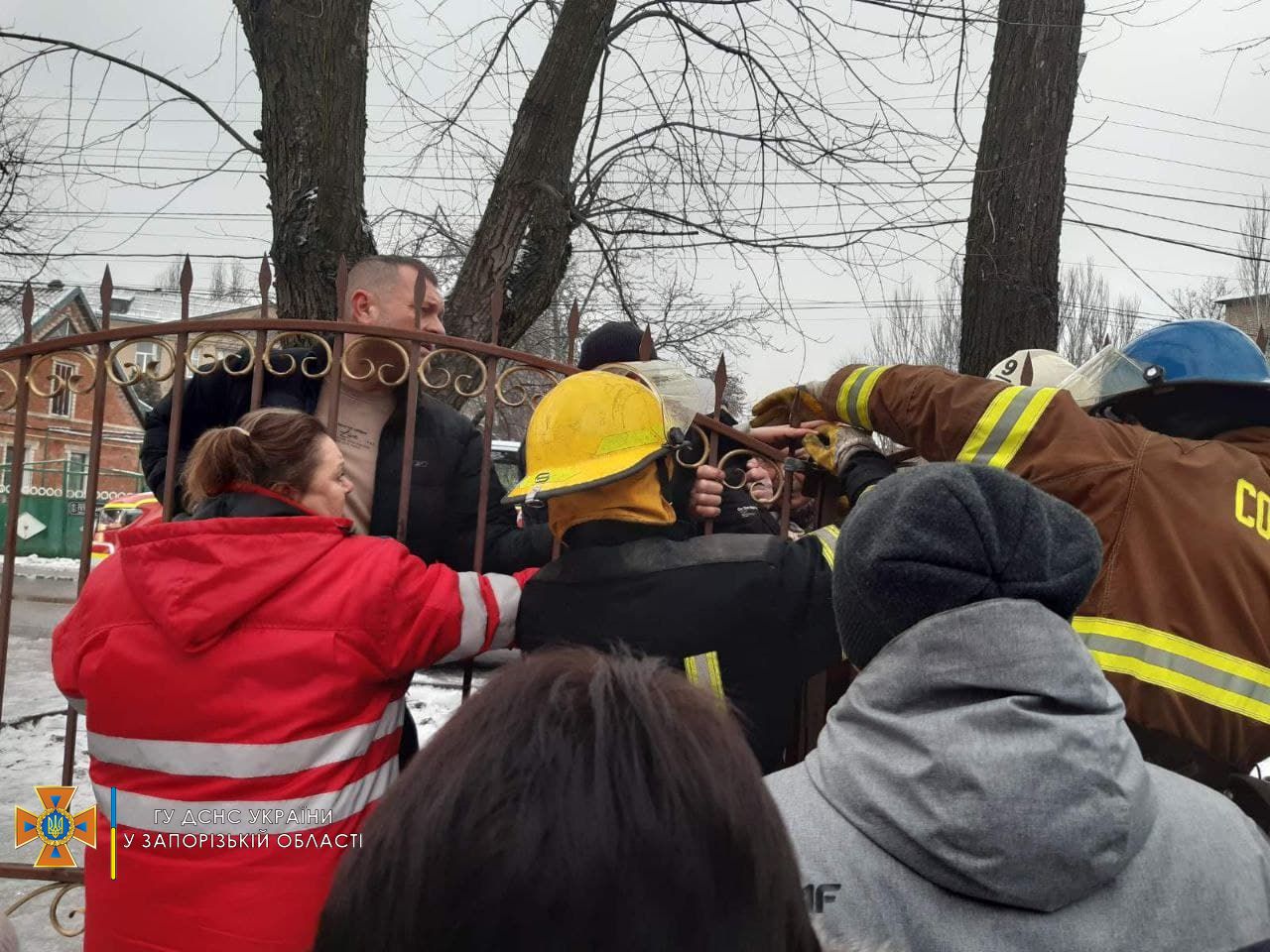 В Мелитополе подросток из-за гололеда напоролся на пику забора (фото)