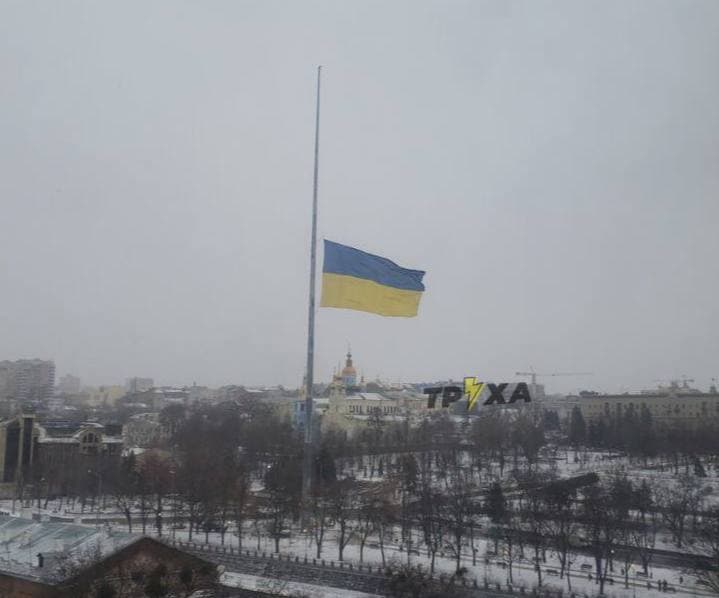 У Харкові вітер розірвав найвищий прапор України, а в Краматорську зірвав з фгагштока (відео, фото)