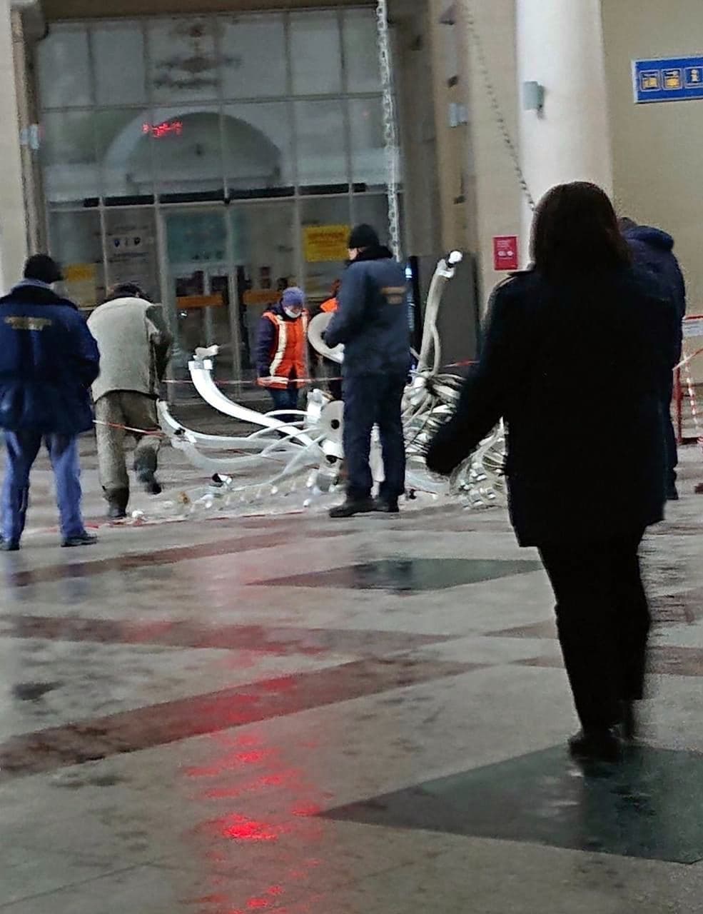 В Днепре посреди ЖД вокзала упала огромная люстра: людей чудом не задело (фото)