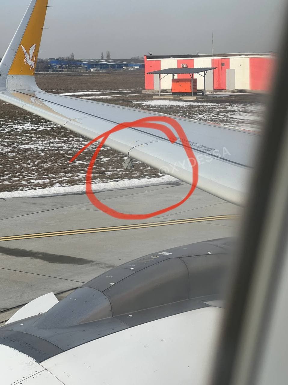 В Одессе пассажир самолета предотвратил возможную аварию: вовремя заметил лишнюю деталь на крыле