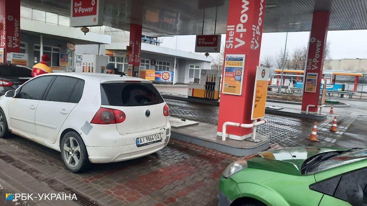 Ліміт на пальне та загроза відключення світла: на АЗС у Києві величезні черги