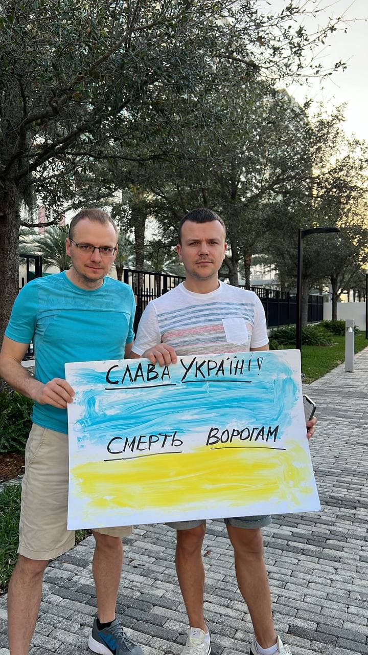 На мітингу у Маямі закликають відключити Росію від SWIFT та врятувати Україну (фото)