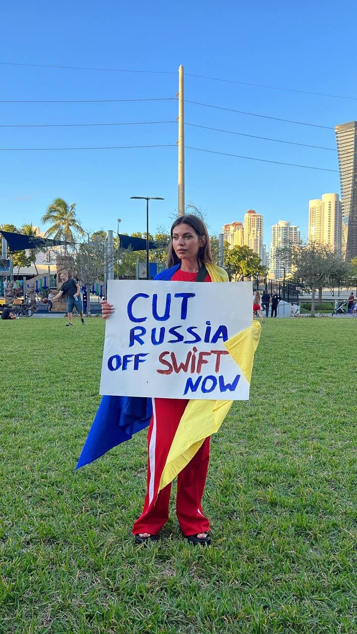 На митинге в Майами призывают отключить Россию от SWIFT и спасти Украину (фото)