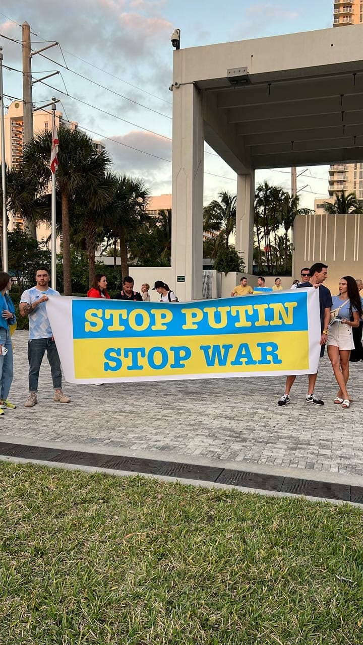 На мітингу у Маямі закликають відключити Росію від SWIFT та врятувати Україну (фото)