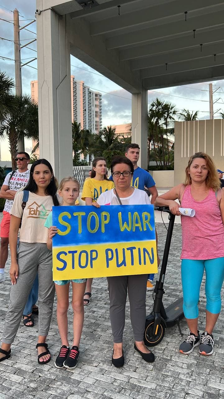 На митинге в Майами призывают отключить Россию от SWIFT и спасти Украину (фото)