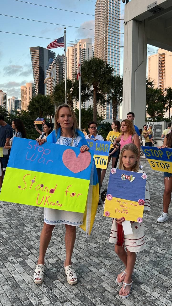 На митинге в Майами призывают отключить Россию от SWIFT и спасти Украину (фото)