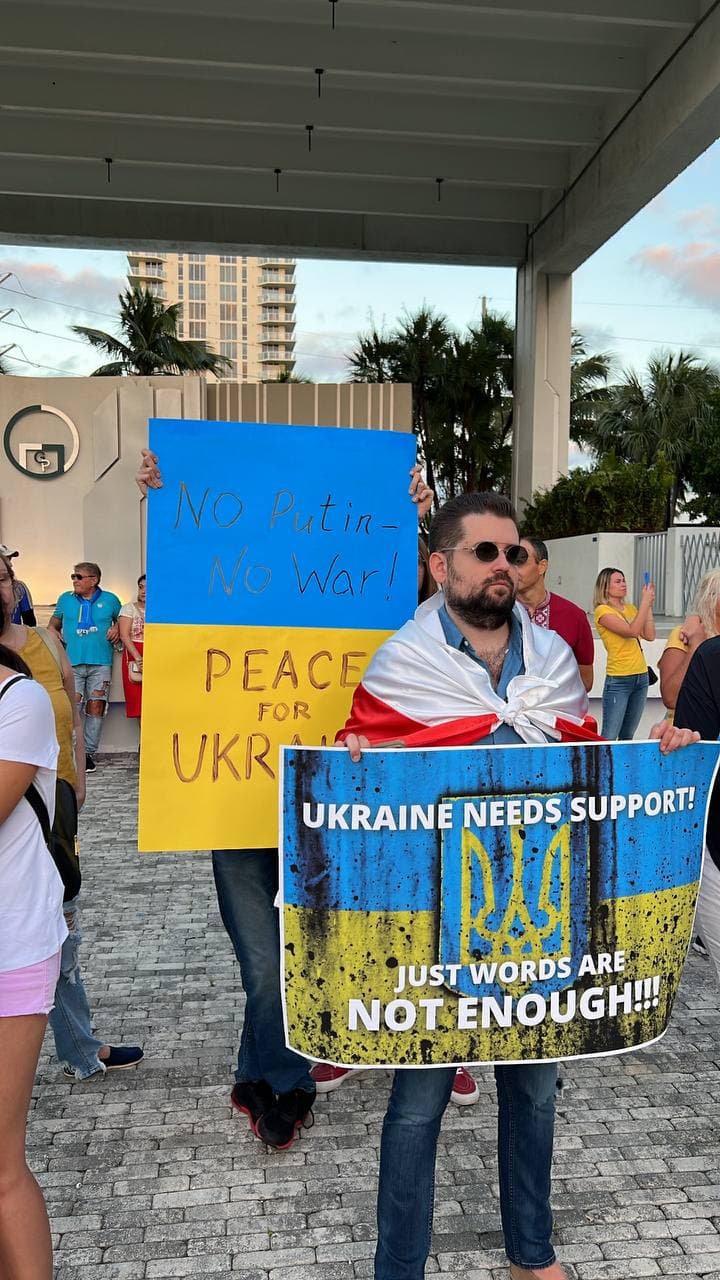 На митинге в Майами призывают отключить Россию от SWIFT и спасти Украину (фото)