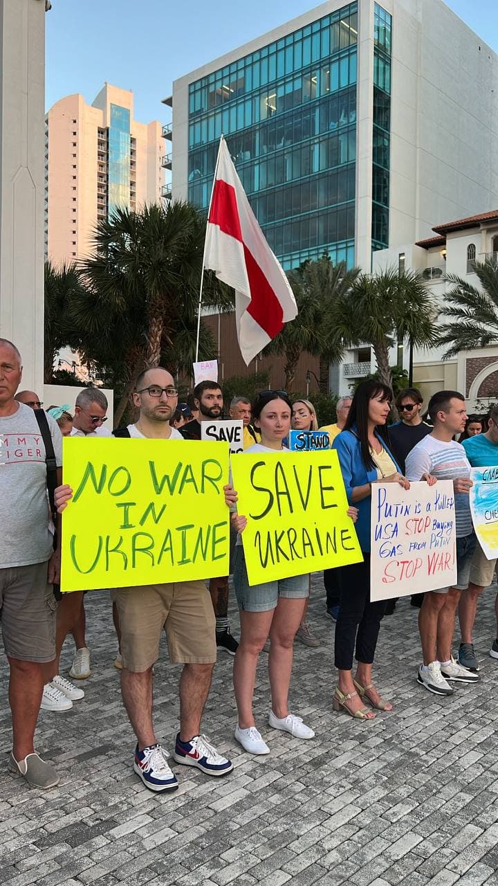 На митинге в Майами призывают отключить Россию от SWIFT и спасти Украину (фото)