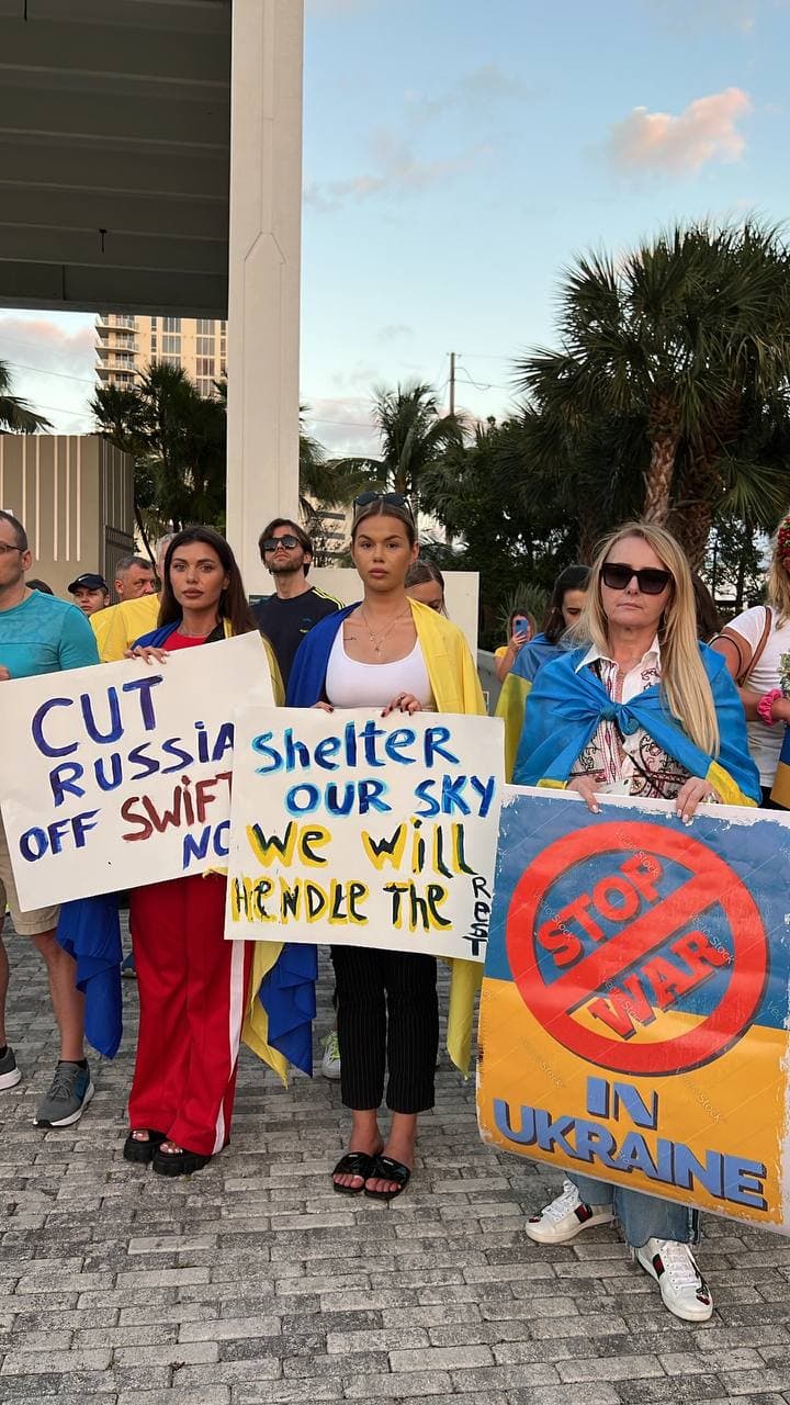 На мітингу у Маямі закликають відключити Росію від SWIFT та врятувати Україну (фото)