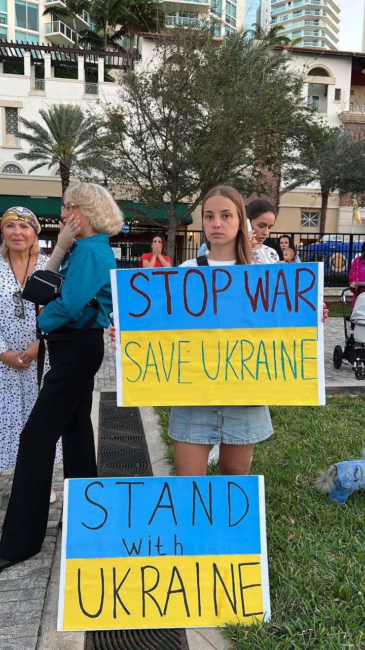 На мітингу у Маямі закликають відключити Росію від SWIFT та врятувати Україну (фото)