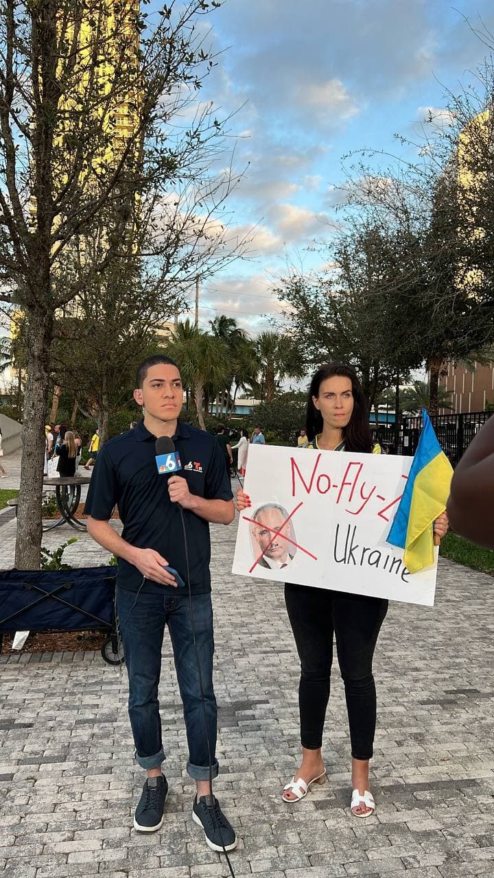 На мітингу у Маямі закликають відключити Росію від SWIFT та врятувати Україну (фото)