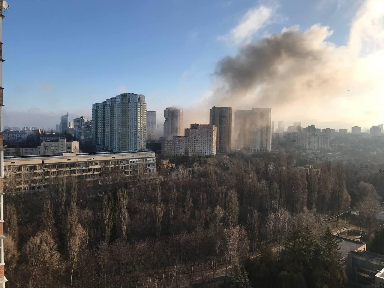 В Киеве обстреляли аэропорт "Жуляны". Снаряд попал в жилой дом (фото)