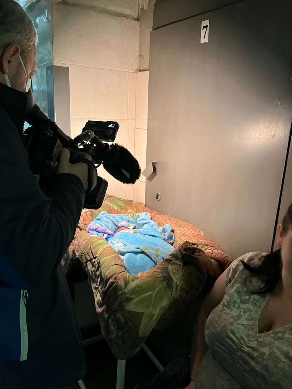 В Киеве иностранные журналисты приехали в роддом, чтобы показать зверство РФ