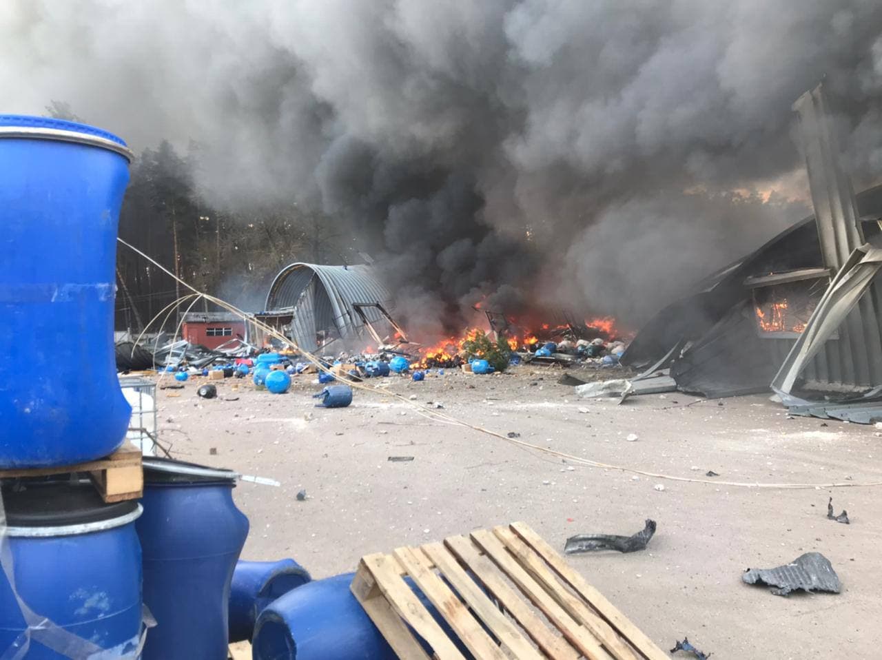 Російські окупанти вдарили по складу побутової хімії під Києвом