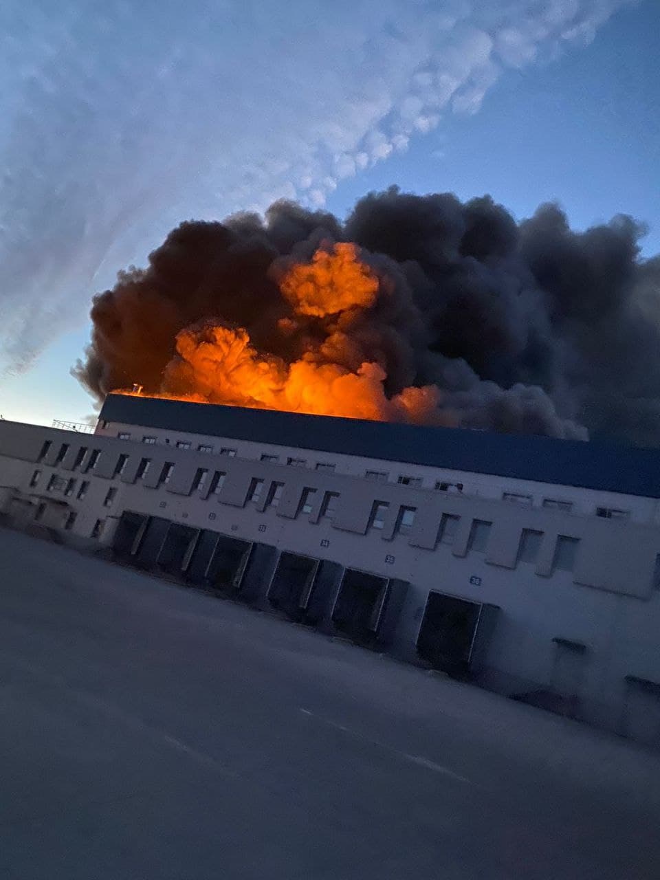 Під Києвом після обстрілу виникла масштабна пожежа на складі зберігання замороженої продукції