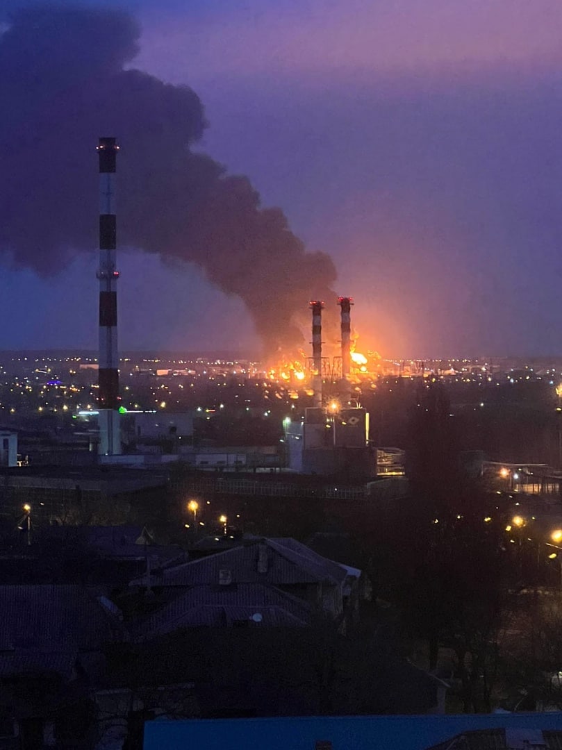 В российском Белгороде произошел масштабный пожар на нефтебазе