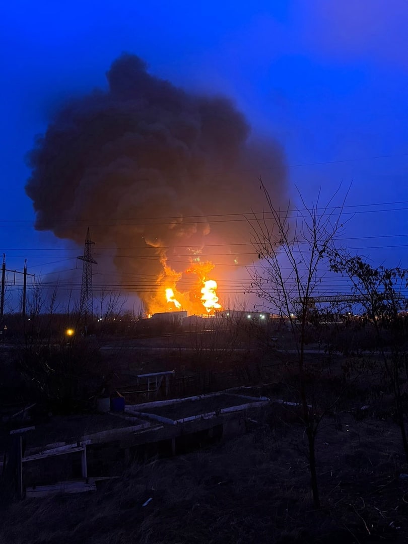 В российском Белгороде произошел масштабный пожар на нефтебазе