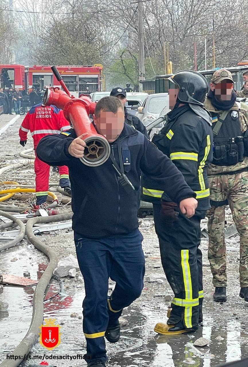 Появились фото и видео с места ракетного обстрела в Одессе