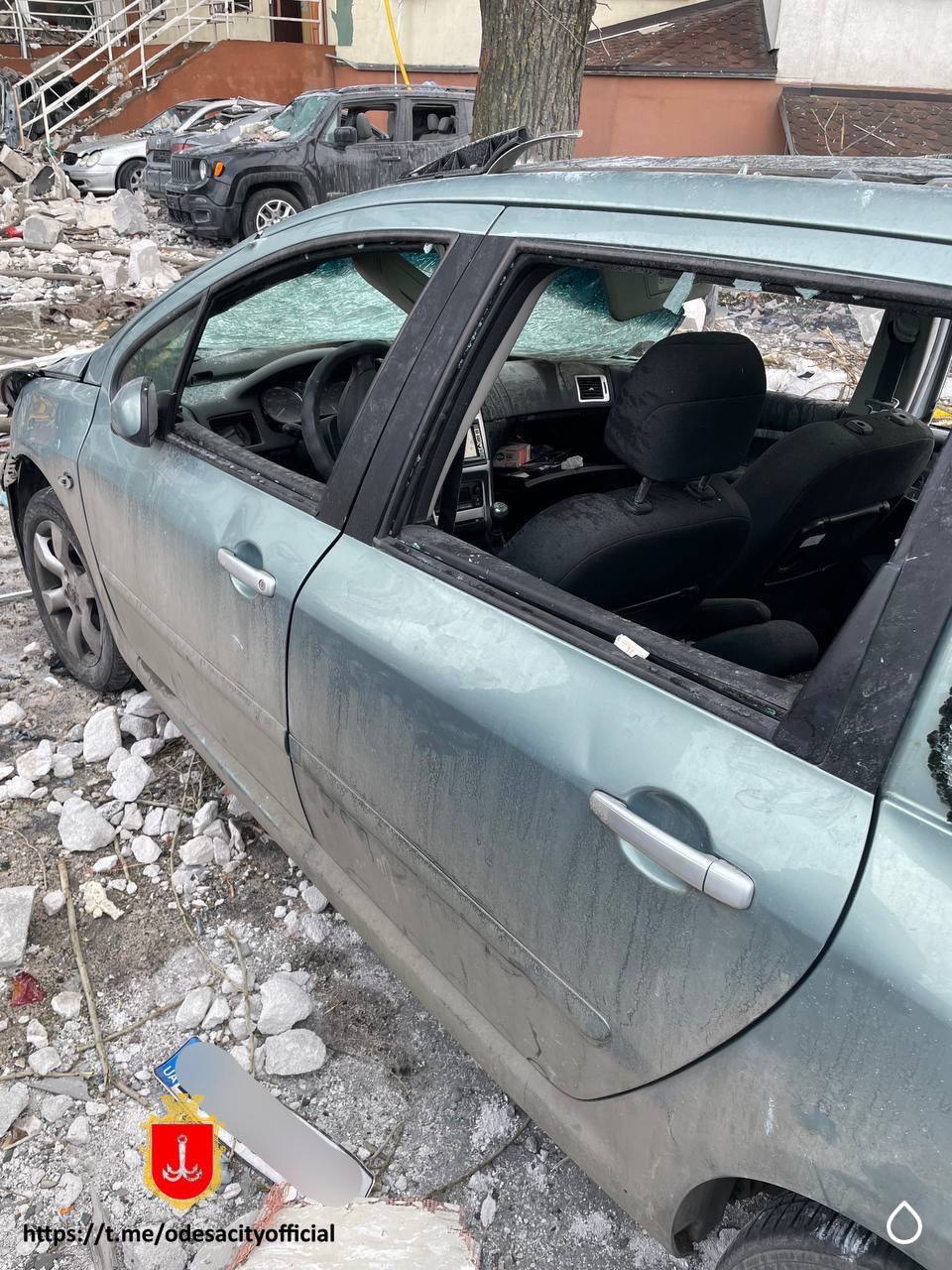 Появились фото и видео с места ракетного обстрела в Одессе