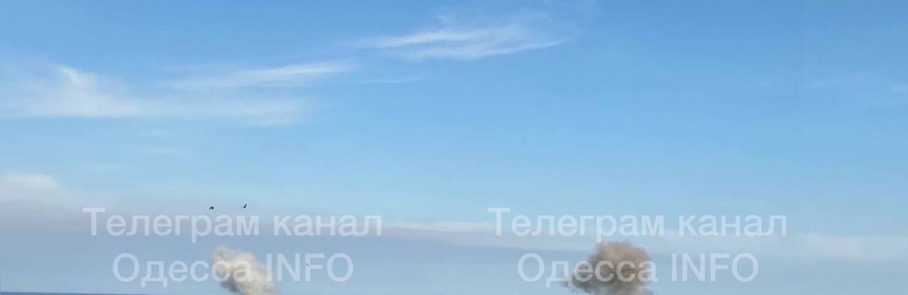 В Одесі знову пролунали вибухи. Піднялася хмара диму