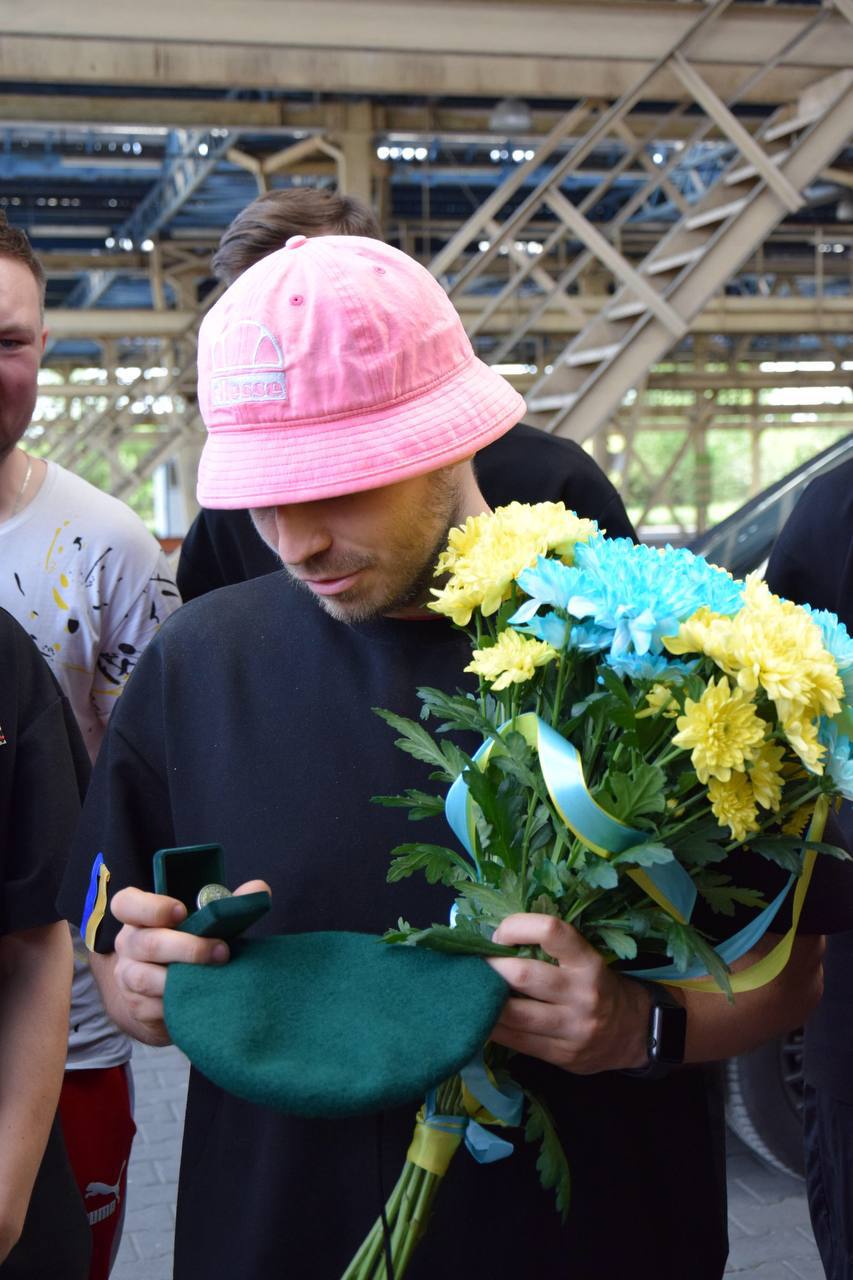 Kalush Orchestra вернулись в Украину и спели "Stefania" с таможенниками (видео)