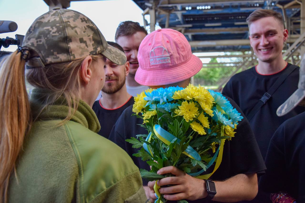 Kalush Orchestra повернулись в Україну та заспівали "Stefania" з митниками (відео)