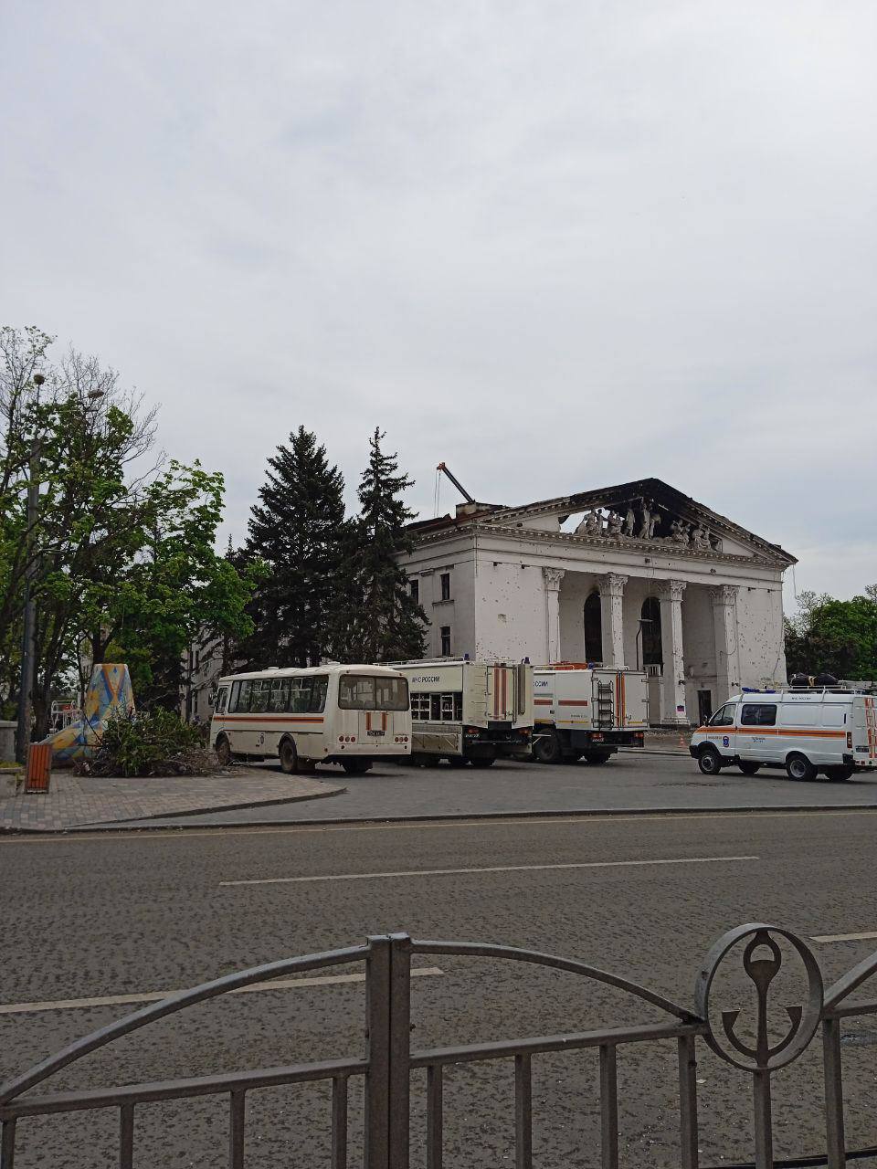 Стало известно, куда россияне два дня подряд вывозят тела погибших в драмтеатре Мариуполя