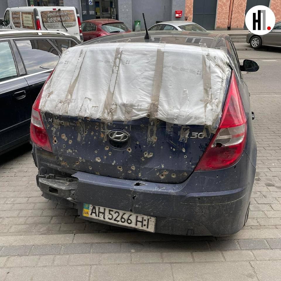 У Польщі біженцям із Маріуполя безкоштовно відремонтували обстріляну машину (фото)