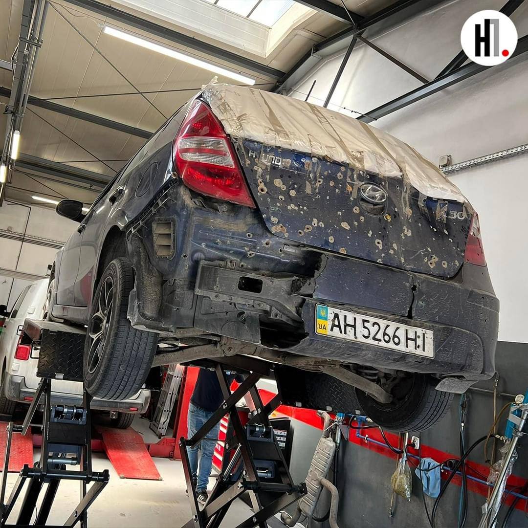 У Польщі біженцям із Маріуполя безкоштовно відремонтували обстріляну машину (фото)