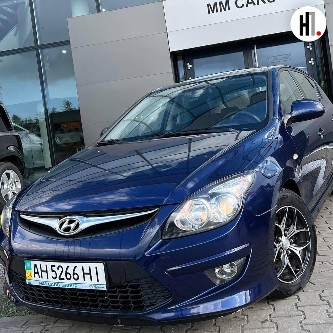 У Польщі біженцям із Маріуполя безкоштовно відремонтували обстріляну машину (фото)