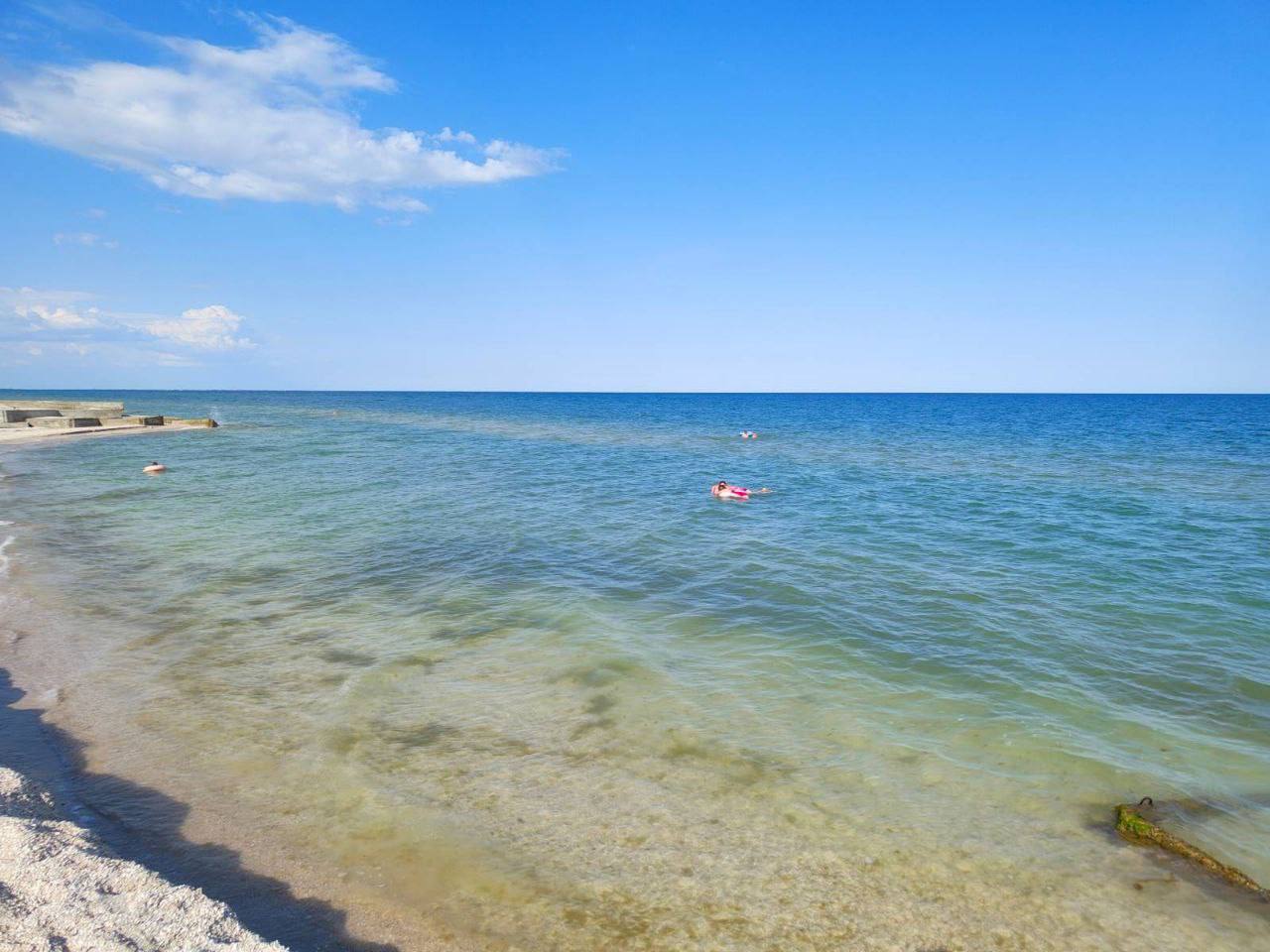 Перетворюється на болото: жителі Кирилівки показали стан Азовського моря