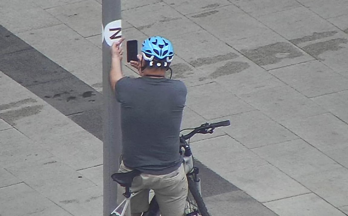 Американський військовий під час прогулянки Москвою показав &quot;палець&quot; символу &quot;Z&quot;: у МЗС РФ істерика