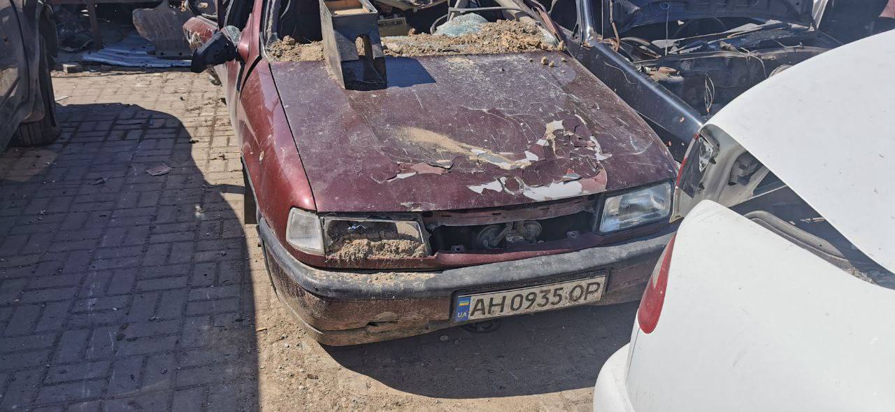 Появились фото автокладбища в Мариуполе: чтобы никто не уехал