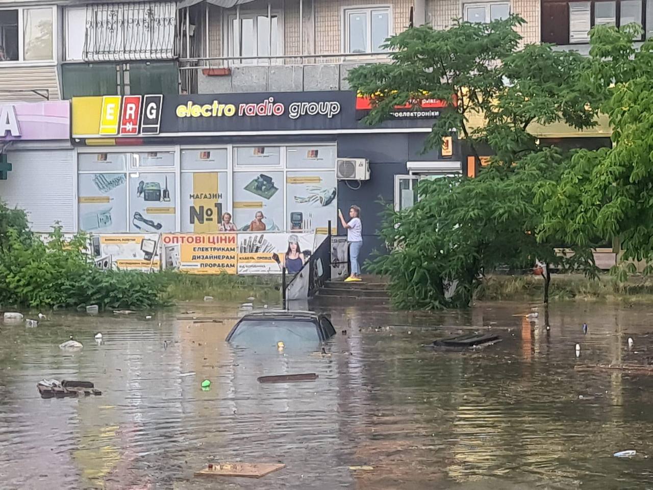 Молнии с градом, утонувшее авто и деревопад: видео и фото жуткой грозы в Киеве