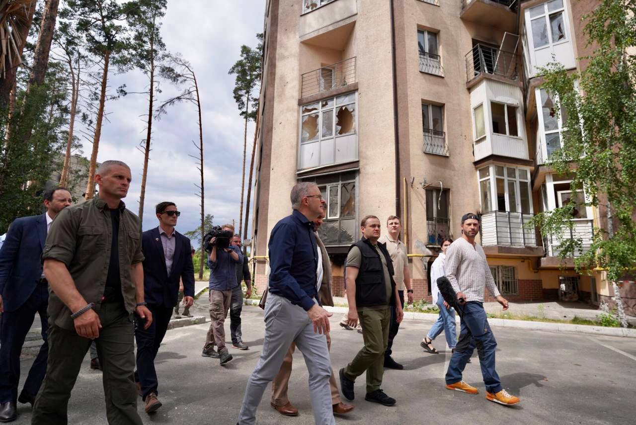 Дружина прем'єра Австралії не стримала сліз, проводжаючи його в Україну (відео)