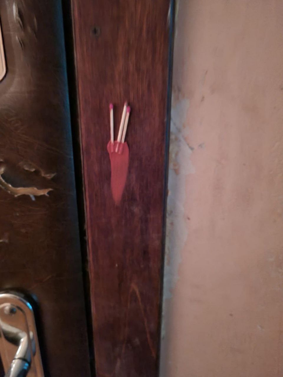 Киевляне начали находить странные метки на своих квартирах: как они выглядят