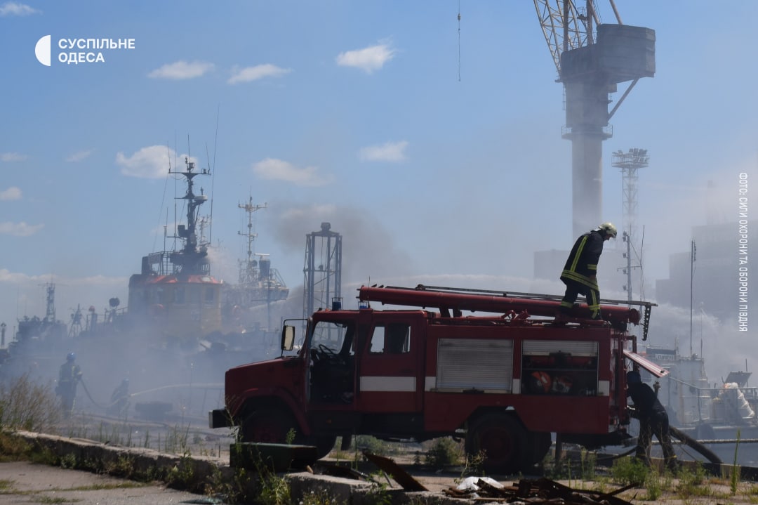 Ракетный удар по порту Одессы: появились фото и видео последствий