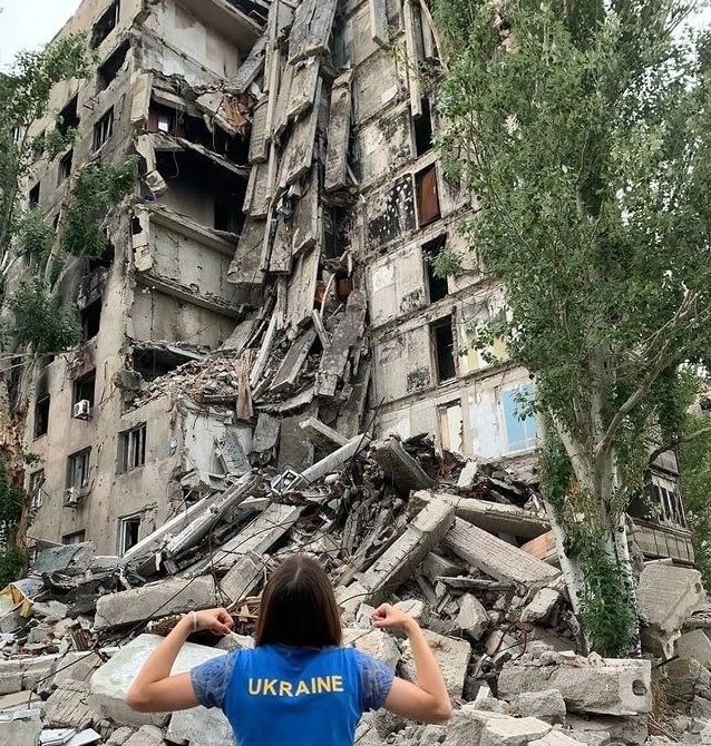 У Маріуполі дівчина вийшла в центр міста у футболці &quot;Україна&quot; і показала триколору середній палець (фото)