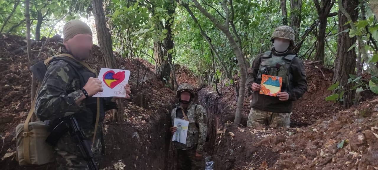 Школярі з Київської області передали дитячі малюнки захисникам на передову