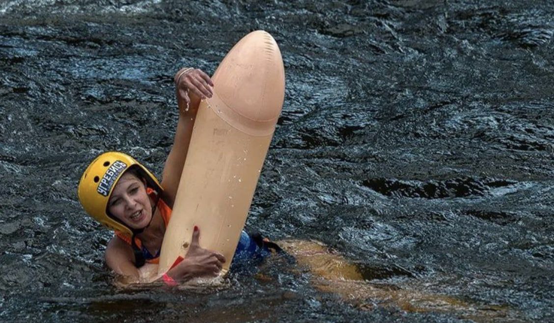 В России провели &quot;скрепный&quot; заплыв на резиновых женщинах: видео и фото традиционных забав