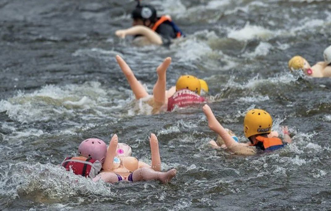 В России провели &quot;скрепный&quot; заплыв на резиновых женщинах: видео и фото традиционных забав