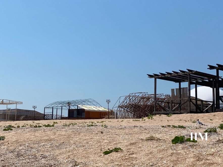 "Мертвый сезон" на Арабатской стрелке: пустые пляжи, чайки и медузы (фото)