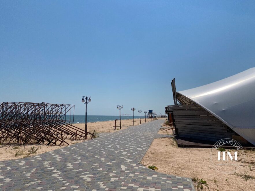 "Мертвый сезон" на Арабатской стрелке: пустые пляжи, чайки и медузы (фото)