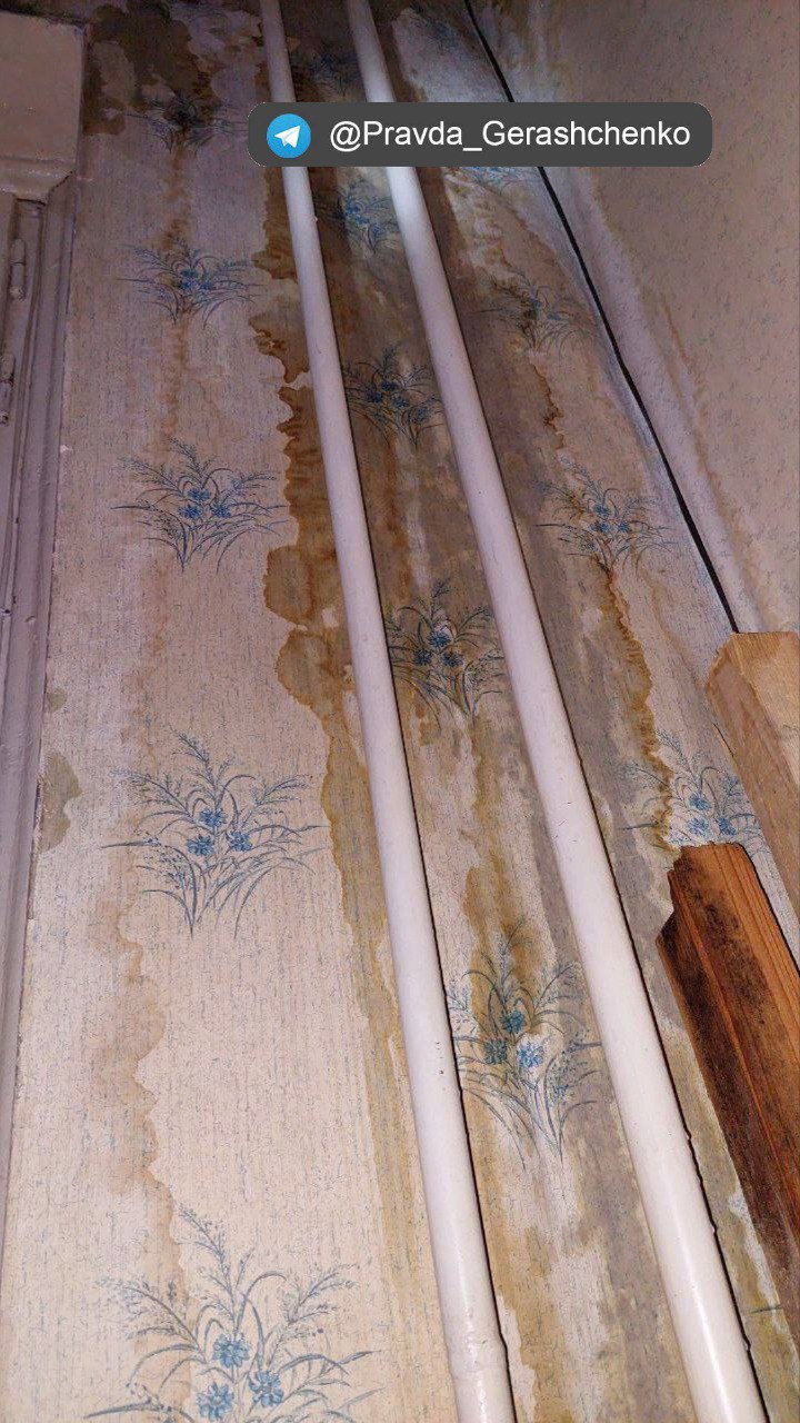 Град в окна, речки по пояс: как выглядит оккупированный Мариуполь после дождя