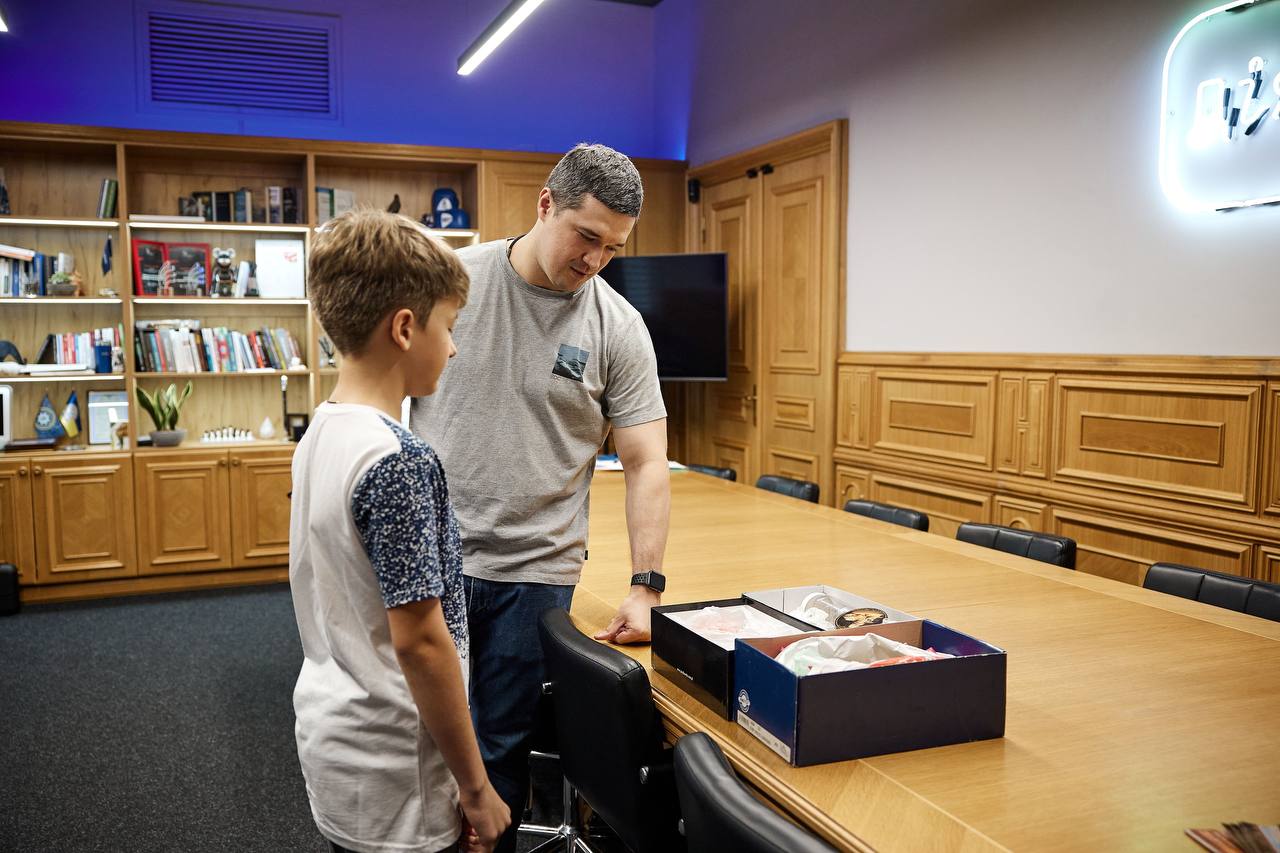 Школяр з Києва передав для ЗСУ 10 тисяч гривень, які збирав 4 роки (фото)