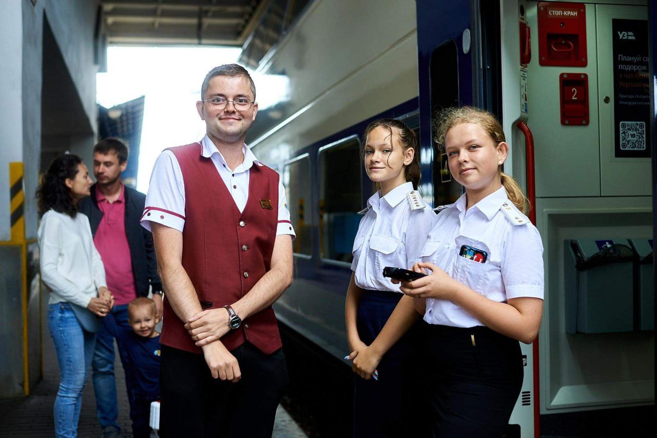 Рейс Укрзализныци обслуживали дети: как прошла поездка с юными железнодорожниками (фото)