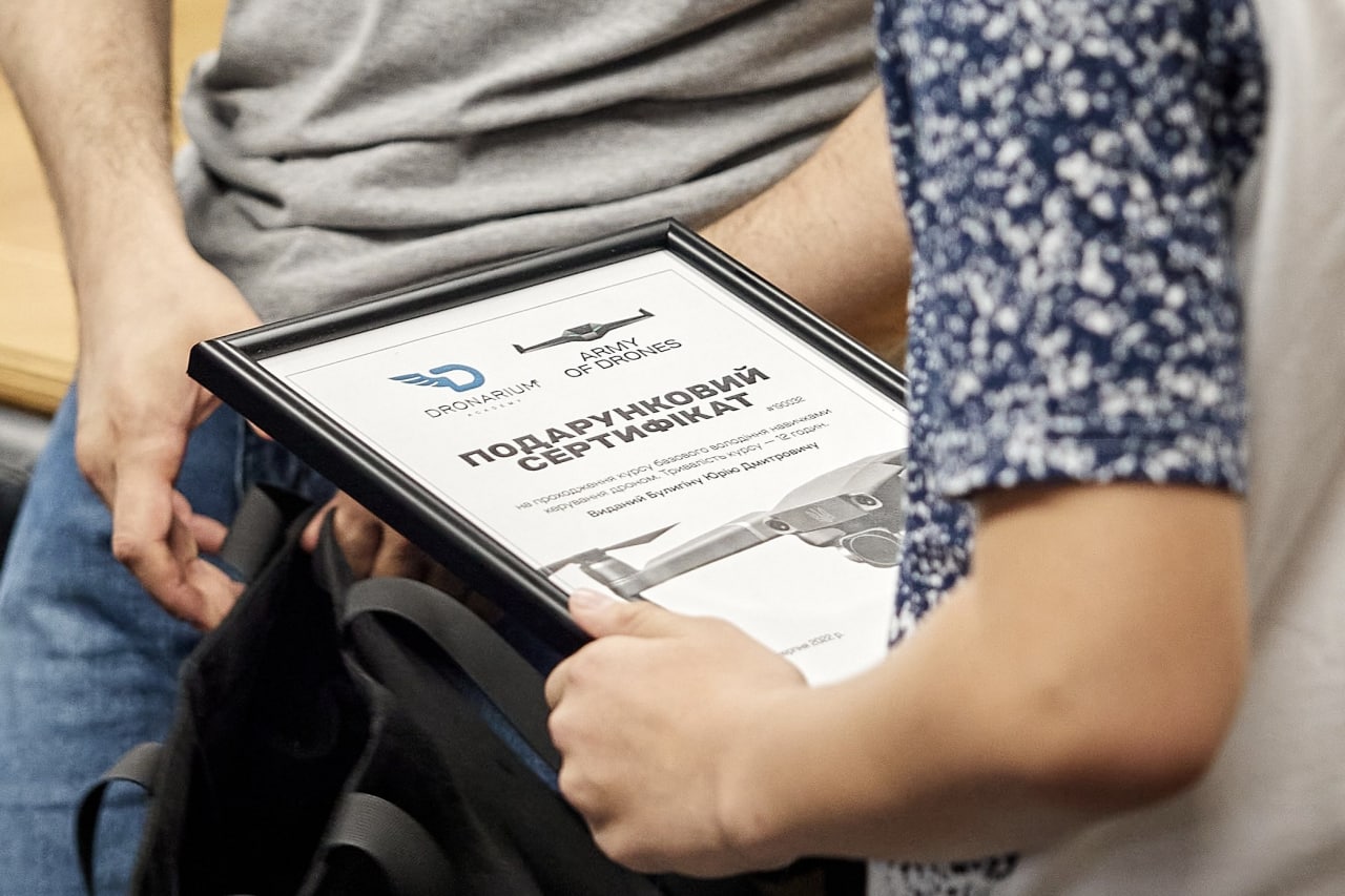 Школяр з Києва передав для ЗСУ 10 тисяч гривень, які збирав 4 роки (фото)